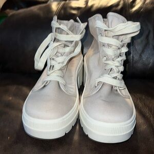 Divided heeled booties